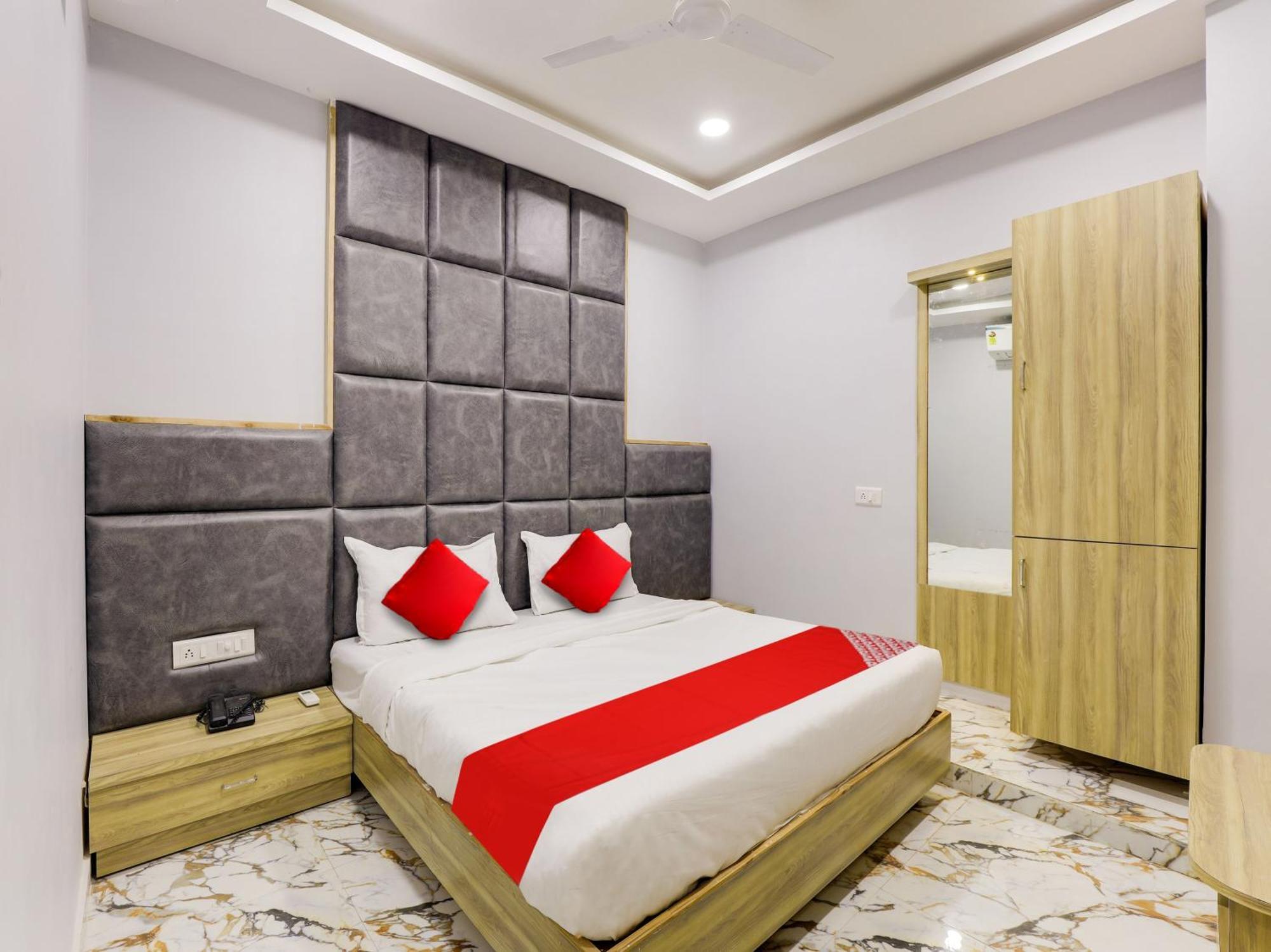 Hotel Krishna أحمد أباد المظهر الخارجي الصورة