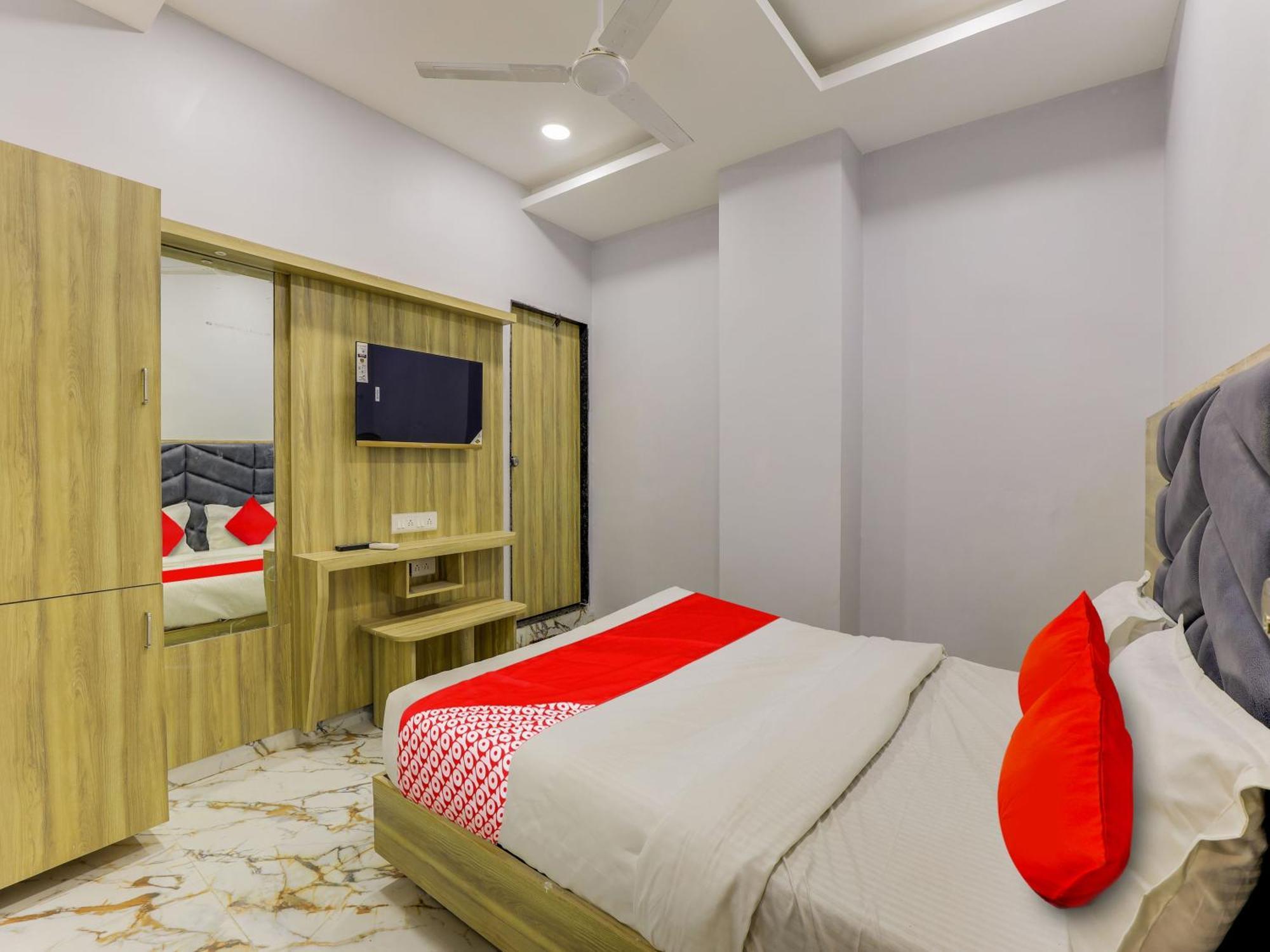 Hotel Krishna أحمد أباد المظهر الخارجي الصورة